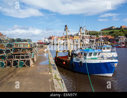 Fischtrawler und Krabben Töpfe im Hafen von Whitby, North Yorkshire, England Stockfoto