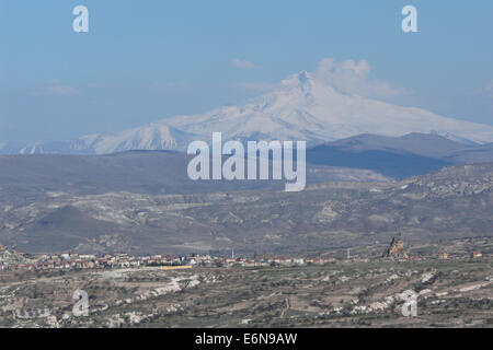 Montieren Sie Erciyes in Kappadokien, Zentralanatolien, Türkei. Blick von der Burg von Uchisar. Stockfoto