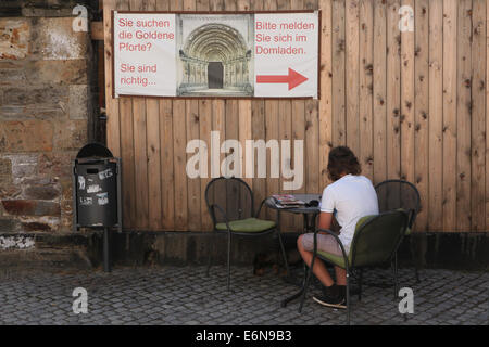 Wegweiser zum Goldenen Tor, dem berühmten romanischen Rundbogen-Portal am Freiberger Dom in Freiberg, Sachsen, Deutschland. Stockfoto