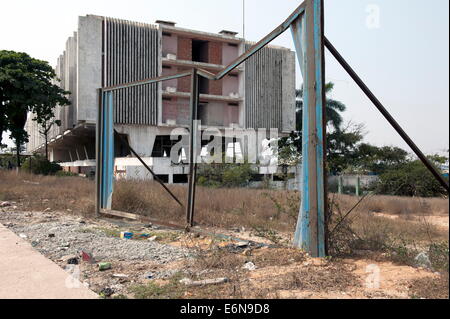 22. Juni 2013 - sind Luanda, Angola - auf der Ilha de Luanda oder Halbinsel von Luanda verlassene Hotels. Sie sind Ruinen verfallen. (Kredit-Bild: © Hans Van Rhoon/ZUMA Wire/ZUMAPRESS.com) Stockfoto