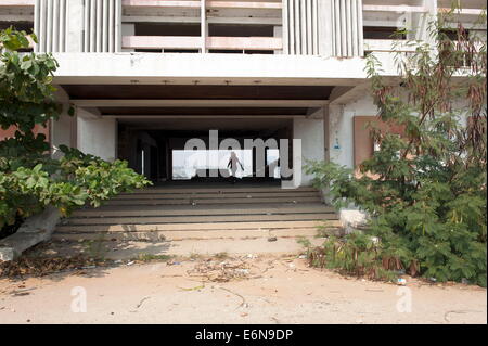 22. Juni 2013 - sind Luanda, Angola - auf der Ilha de Luanda oder Halbinsel von Luanda verlassene Hotels. Sie sind Ruinen verfallen. (Kredit-Bild: © Hans Van Rhoon/ZUMA Wire/ZUMAPRESS.com) Stockfoto