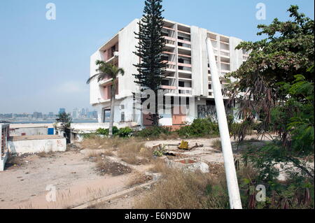 22. Juni 2013 - sind Luanda, Angola - auf der Ilha de Luanda oder Halbinsel von Luanda verlassene Hotels. Sie sind Ruinen verfallen. (Kredit-Bild: © Hans Van Rhoon/ZUMA Wire/ZUMAPRESS.com) Stockfoto