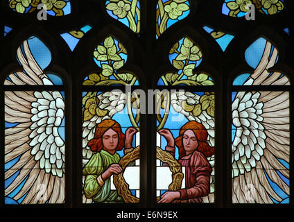 Die Krone von Dornen und die Heilig-Kreuz. Glasfenster in der Kirche St. Barbara in Kutná Hora, Tschechische Republik. Stockfoto