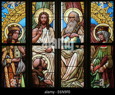 Die Heilige Dreifaltigkeit. Glasfenster in der Kirche St. Barbara in Kutná Hora, Tschechische Republik. Stockfoto