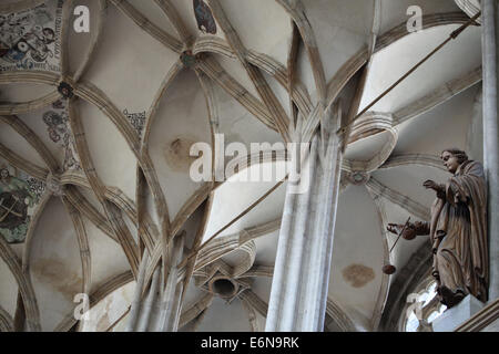 Gothic gerippt, Tresor, geschmückt mit Wappen in St. Barbara Kirche in Kutna Hora, Tschechien. Stockfoto