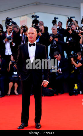 Venedig, Italien. 27. August 2014. Schauspieler Michael Keaton posiert auf dem roten Teppich bei der Premiere von "Birdman" und die feierliche Eröffnung des 71. internationalen Filmfestival von Venedig am Lido Insel von Venedig, Italien, 27. August 2014. 71. Venice International Film Festival startete am Mittwoch. Bildnachweis: Xu Nizhi/Xinhua/Alamy Live-Nachrichten Stockfoto