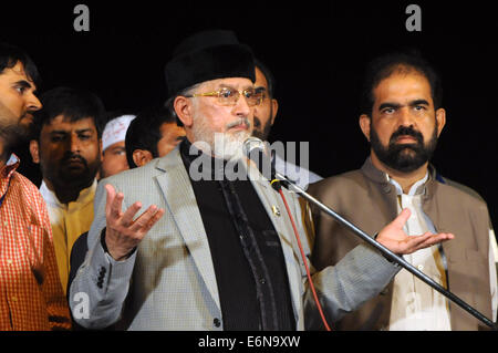 Islamabad, Pakistan. 27. August 2014. Religionsführer Tahir-Ul-Qadri spricht zu Unterstützern während einer Anti-Regierungs-Protest vor dem Parlamentsgebäude in Islamabad, der Hauptstadt von Pakistan, am 27. August 2014. Pakistanische Premierminister Nawaz Sharif sagte Mittwoch, das Parlament, das in Islamabad protestiert betroffen hat wirtschaftliche Aktivitäten im Land, betonend, dass seine Regierung nicht jemand das System entgleisen lässt. Bildnachweis: Ahmad Kamal/Xinhua/Alamy Live-Nachrichten Stockfoto