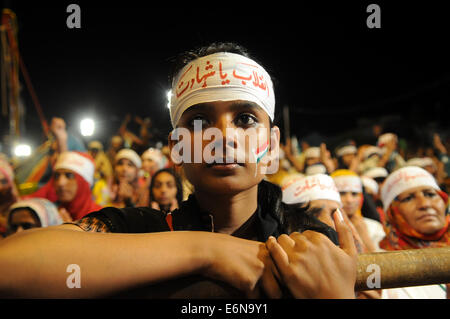 Islamabad, Pakistan. 27. August 2014. Anhänger der religiösen Führer Tahir-Ul-Qadri versammeln sich während einer Anti-Regierungs-Protest vor dem Parlamentsgebäude in Islamabad, der Hauptstadt von Pakistan, am 27. August 2014. Pakistanische Premierminister Nawaz Sharif sagte Mittwoch, das Parlament, das in Islamabad protestiert betroffen hat wirtschaftliche Aktivitäten im Land, betonend, dass seine Regierung nicht jemand das System entgleisen lässt. Bildnachweis: Ahmad Kamal/Xinhua/Alamy Live-Nachrichten Stockfoto