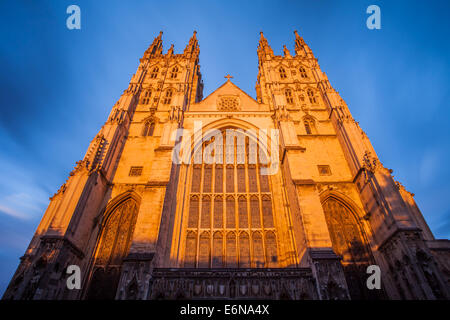 Sonnenuntergang an der Kathedrale von Canterbury, England. Stockfoto