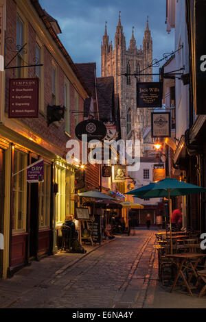 Dämmerung in der Metzgerei Lane in Canterbury, mit Blick auf die Kathedrale. Kent, England. Stockfoto