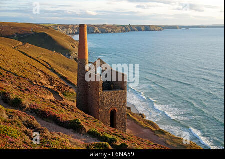 Das alte Maschinenhaus an der stillgelegten Towanroath Tin MIne in der Nähe von Extrameldung in Cornwall, Großbritannien Stockfoto