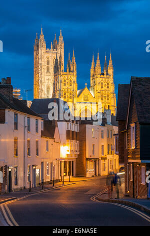 Die Kathedrale von Canterbury in der Nacht, Kent, England. Stockfoto