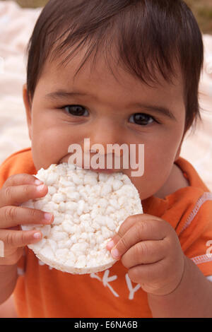 Baby Essen Reiskuchen Stockfoto