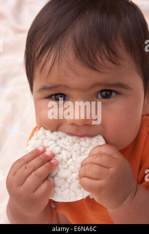 Baby Essen Reiskuchen Stockfoto