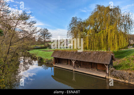 Traditionelle französische Waschhaus befindet sich am Flussufer in der zentralen Region von Frankreich. Stockfoto