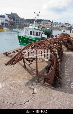 Metall Angeln Schaufler, verwendet für den Fang von Schalentieren, unbenutzt und in einem Zustand des Verfalls in Marina La Trinité-Sur-Mer, Frankreich. Stockfoto