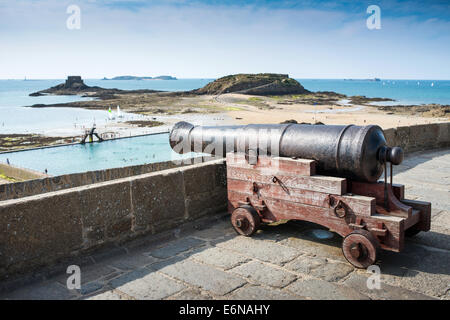 Alte Kanone an den Wänden von Saint Malo, Bretagne, Frankreich Stockfoto