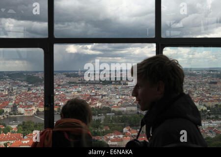 Touristen suchen im Zentrum von Prag und die Moldau aus dem Petrin Aussichtsturm in Prag, Tschechien. Stockfoto