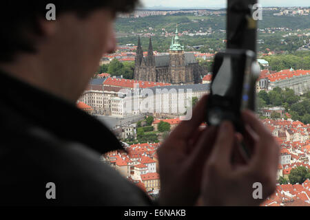 Prager Burg und St. Vitus Kathedrale angesehen von dem Petrin Aussichtsturm in Prag, Tschechien. Stockfoto