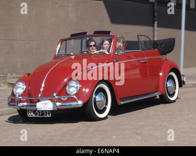 1960 rot Volkswagen Kever Cabrio, Licenceno DL-57-32, pic1 Stockfoto