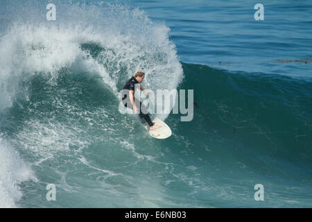 Laguna Beach, Kalifornien, USA. 27. August 2014. Surfer genießen Sie die riesige Brandung bei Brooks Street in Laguna Beach California Kredit: Duncan Selby/Alamy Live News Stockfoto