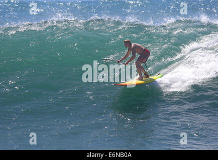 Malibu, Kalifornien, USA. 27. August 2014. Profi-Surfer, den Laird Hamilton eine Welle in Malibu Surfrider Beach als große Wellen von weit entfernten Hurrikan Marie schwoll fährt, kommt in Südkalifornien Strände. Bildnachweis: ZUMA Press, Inc./Alamy Live-Nachrichten Stockfoto