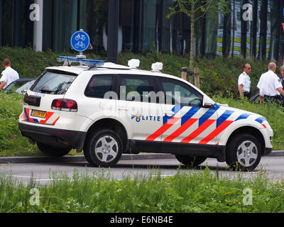 Ein Fahrzeug der Polizei mit dem Kennzeichen 22-ZN-NK wird in Hoofddorp, Niederlande, gesehen, einer Stadt, die für ihre Nähe zum Flughafen Schiphol bekannt ist. Das Auto gehört zur örtlichen Polizeiflotte. Stockfoto