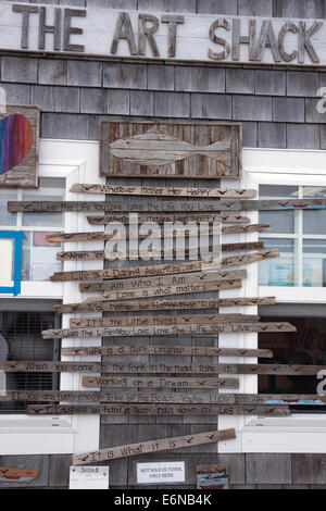 Geschnitzte hölzerne Schilder zum Verkauf auf Cape Cod. Stockfoto