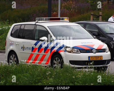 Die Abbildung zeigt ein Volkswagen Fahrzeug mit Polizeiausweis 73-TDP-2 in Hoofddorp, Niederlande. Dieses Fahrzeug wird von den Strafverfolgungsbehörden für verschiedene Aufgaben eingesetzt. Stockfoto