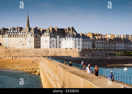 Blick über die ummauerte Stadt Saint-Malo von Maulwurf, Bretagne, Frankreich Stockfoto