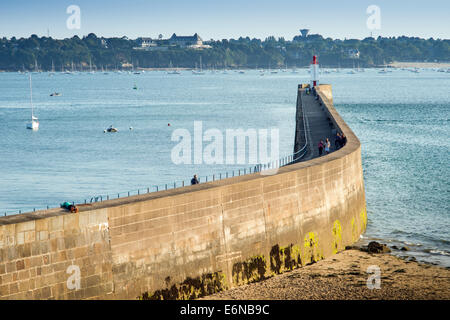 Panoramablick von Saint Malo Waterfront St Malo Bretagne Bretagne Ärmelkanal La Manche Nord-Westen Frankreichs-Europa Stockfoto