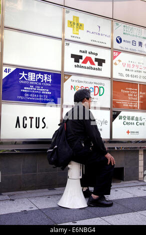 Ältere Japaner sitzen, relaxen, ruhen auf Megaphon. Tokio, Japan, Asien Stockfoto