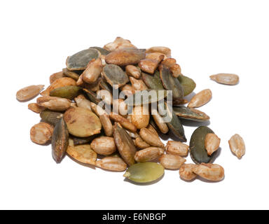 Ein Haufen gesunde Nüsse und Samen isoliert auf weißem Hintergrund Stockfoto