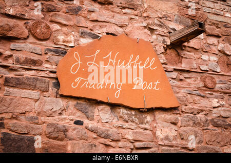 Eingangsschild am Hubbell Trading Post National Historic Site, Arizona USA Stockfoto