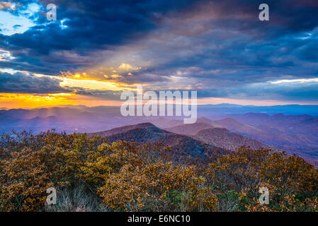 Blue Ridge Mountains in North Georgia, USA in der Herbstsaison bei Sonnenuntergang. Stockfoto