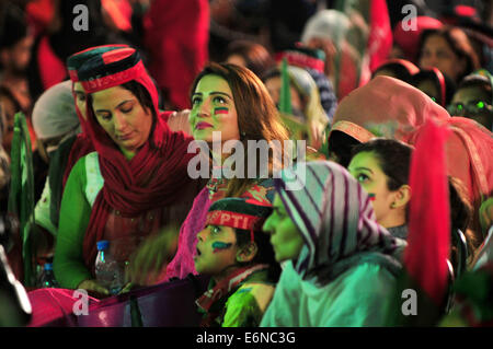 Islamabad, Pakistan. 27. August 2014. Unterstützer der pakistanische Oppositionsführerin Imran Khan teilnehmen an einem Anti-Regierungs-Protest vor dem Parlamentsgebäude in Islamabad, der Hauptstadt von Pakistan, am 27. August 2014. Pakistanische Premierminister Nawaz Sharif sagte Mittwoch, das Parlament, das in Islamabad protestiert betroffen hat wirtschaftliche Aktivitäten im Land, betonend, dass seine Regierung nicht jemand das System entgleisen lässt. © Ahmad Kamal/Xinhua/Alamy Live-Nachrichten Stockfoto