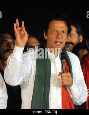 Islamabad, Pakistan. 27. August 2014. Pakistanischer Oppositionspolitiker Imran Khan spricht zu seinen Anhängern während einer Anti-Regierungs-Protest vor dem Parlamentsgebäude in Islamabad, der Hauptstadt von Pakistan, am 27. August 2014. Pakistanische Premierminister Nawaz Sharif sagte Mittwoch, das Parlament, das in Islamabad protestiert betroffen hat wirtschaftliche Aktivitäten im Land, betonend, dass seine Regierung nicht jemand das System entgleisen lässt. © Ahmad Kamal/Xinhua/Alamy Live-Nachrichten Stockfoto