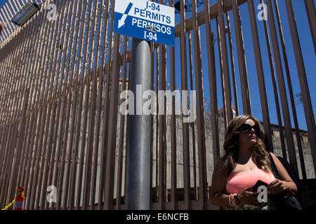 (140828)--TIJUANA, 28. August 2014 (Xinhua)--Yethel Reyes, Ehefrau des Victor Manuel Ledezma, wartet darauf, ihr Anwalt in International-Hafen von San Ysidro, in der Stadt Tijuana, an der Grenze zu den USA, Nordwesten Mexikos am 27. August 2014. Victor Manuel, der vor fünf Jahren verließ die Vereinigten Staaten ohne Abschiebung aufgrund von familiären Problemen, und, die seitdem nicht in Vereinigten Staaten zurückgekehrt ist für einen humanitären Gründen mit seiner Familie, besonders sein Sohn Franco, sein, die an schweren psychischen Problemen aufgrund von Angst Gerated durch die Trennung von seiner Familie leidet jetzt bewerben Stockfoto