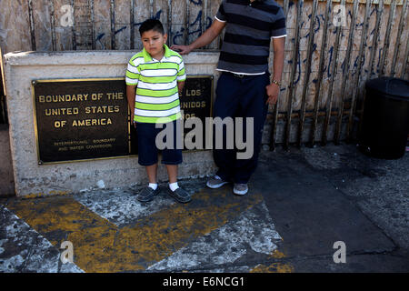 (140828)--TIJUANA, 28. August 2014 (Xinhua)--Franco (L), der Sohn des Victor Manuel Ledezma, wartet an seines Vaters Rechtsanwalt in International-Hafen von San Ysidro, in der Stadt Tijuana, an der Grenze zu den USA, Nordwesten Mexikos am 27. August 2014. Victor Manuel, der vor fünf Jahren verließ die Vereinigten Staaten ohne Abschiebung aufgrund von familiären Problemen, und, die seitdem nicht zurückgekehrt ist, in USA, ist nun für einen humanitären Gründen mit seiner Familie, besonders sein Sohn Franco, sein, leidet unter schweren psychischen Problemen aufgrund von Angst Gerated durch die Trennung von bewerben Stockfoto