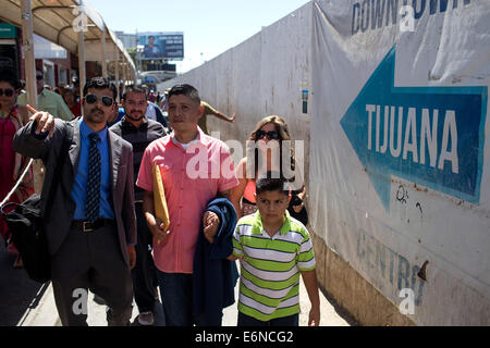 (140828)--TIJUANA, 28. August 2014 (Xinhua)--Victor Manuel Ledezma (C), begleitet von seinem Anwalt Alex Hannan (links vorne), seine Frau Yethel Reyes (rechts, hinten) und sein Sohn Franco, zu Fuß bis zum Checkpoint in der internationale Hafen von San Ysidro, in der Stadt Tijuana, an der Grenze zu den USA, Nordwesten von Mexiko, am 27. August 2014. Victor Manuel, der links vor fünf Jahren die Vereinigten Staaten ohne Abschiebung aufgrund einer familiären Problem und, die seitdem nicht zurückgekehrt ist, in USA, jetzt Beantragung einer humanitären Gründen mit seiner Familie, besonders sein Sohn Franco, wh sein Stockfoto