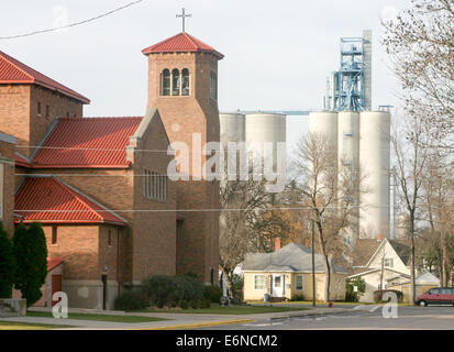 St. Therese kleine Blume katholische Kirche (erbaut 1928) und der Farmer Union Grain Terminal in Rugby, North Dakota Stockfoto