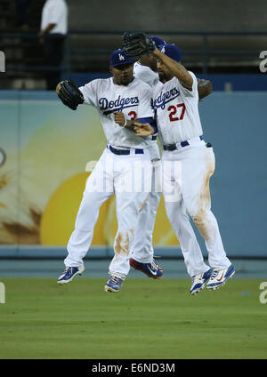 Los Angeles, CA, d. h. USA. 21. August 2014. 21. August 2014: San Diego Padres und Los Angeles Dodgers, Dodger Stadium in Los Angeles, CA. Yasiel Puig #66, Matt Kemp #27 und Carl Crawford #3 tun einem springenden fest, nachdem die Dodgers zuerst von hinten Sieg nach dem siebten Inning der Saison kommen. © Peter Joneleit/ZUMA Wire/ZUMAPRESS.com/Alamy Live-Nachrichten Stockfoto