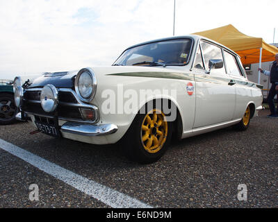 Der Ford Lotus Cortina 1965 ist eine klassische britische Sportlimousine. Er kombiniert Fords Massenmarkt-Design mit Lotus' Technik und ist damit ein prominentes Auto der damaligen Zeit. Stockfoto