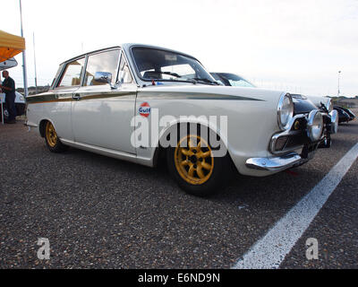 Der Ford Lotus Cortina von 1965 ist eine klassische britische Sportlimousine. Bekannt für seine Leistung und sein schlankes Design, ist er nach wie vor ein bedeutendes Fahrzeug in der Automobilgeschichte. Stockfoto