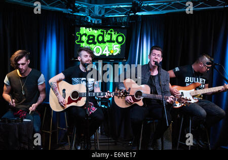 Bala Cynwyd, Pennsylvania, USA. 27. August 2014. (L, R) Steve Patrick, Dylan Scott, Andy Tongren und Julian Dimagiba der amerikanischen Alternative Rock Band junge Rising Söhne führen im Radio 104,5 Performance Theatre am 27. August 2014 in Bala Cynwyd, Pennsylvania, USA. Bildnachweis: Paul Froggatt/Alamy Live-Nachrichten Stockfoto