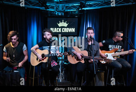 Bala Cynwyd, Pennsylvania, USA. 27. August 2014. (L, R) Steve Patrick, Dylan Scott, Andy Tongren und Julian Dimagiba der amerikanischen Alternative Rock Band junge Rising Söhne führen im Radio 104,5 Performance Theatre am 27. August 2014 in Bala Cynwyd, Pennsylvania, USA. Bildnachweis: Paul Froggatt/Alamy Live-Nachrichten Stockfoto