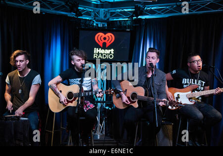 Bala Cynwyd, Pennsylvania, USA. 27. August 2014. (L, R) Steve Patrick, Dylan Scott, Andy Tongren und Julian Dimagiba der amerikanischen Alternative Rock Band junge Rising Söhne führen im Radio 104,5 Performance Theatre am 27. August 2014 in Bala Cynwyd, Pennsylvania, USA. Bildnachweis: Paul Froggatt/Alamy Live-Nachrichten Stockfoto