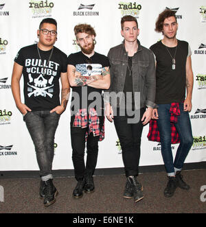 Bala Cynwyd, Pennsylvania, USA. 27. August 2014. (L, R) Julian Dimagiba, Dylan Scott, Andy Tongren und Steve Patrick amerikanischen Alternative Rock Band junge Rising Söhne posieren im Radio 104,5 Performance Theatre auf 27. August 2014 in Bala Cynwyd, Pennsylvania, Vereinigte Staaten von Amerika. Bildnachweis: Paul Froggatt/Alamy Live-Nachrichten Stockfoto