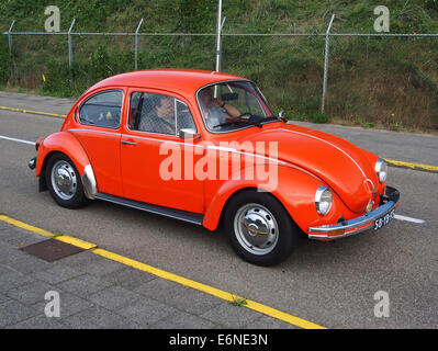 Ein oranger Volkswagen Käfer mit Kennzeichen 58-YB-95 steht in Zandvoort, einem beliebten Standort für Auto-Fans und Motorsportfans in den Niederlanden. Stockfoto