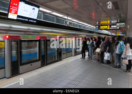 Menschen warten in der Schlange für den Zug in Taipeh Tiefgaragen-System, das Mass Rapid Transit oder MRT. Stockfoto